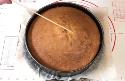 كيف تعرف أن الكيك الإسفنجي جاهز؟