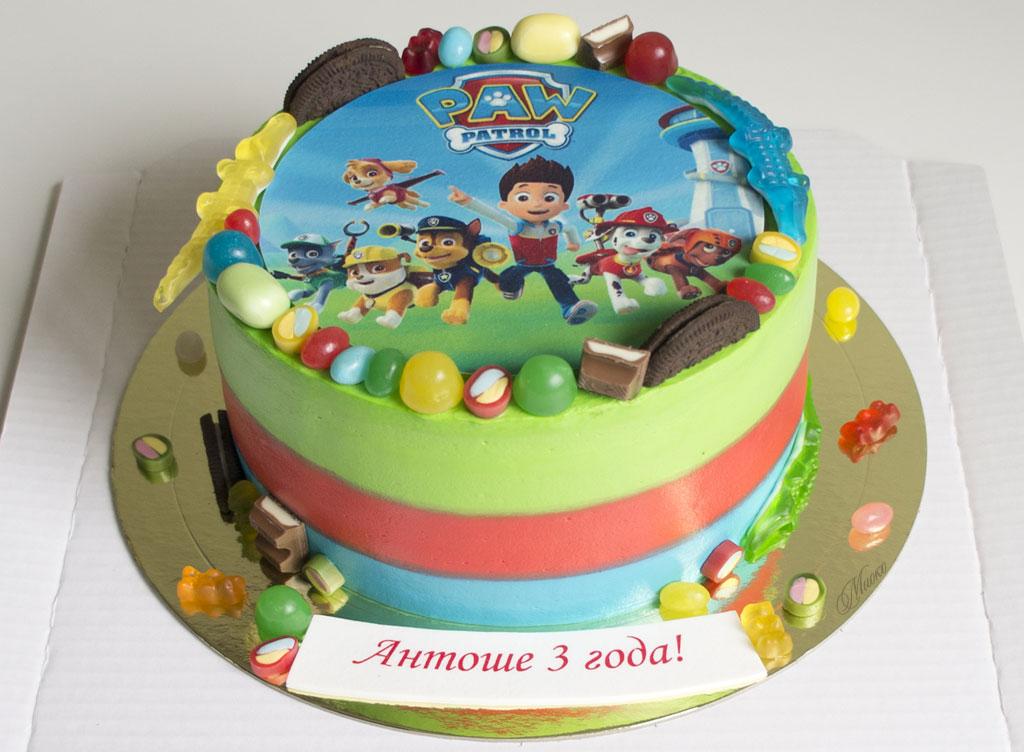 Pintura de sucre sobre un pastís recobert de fondant