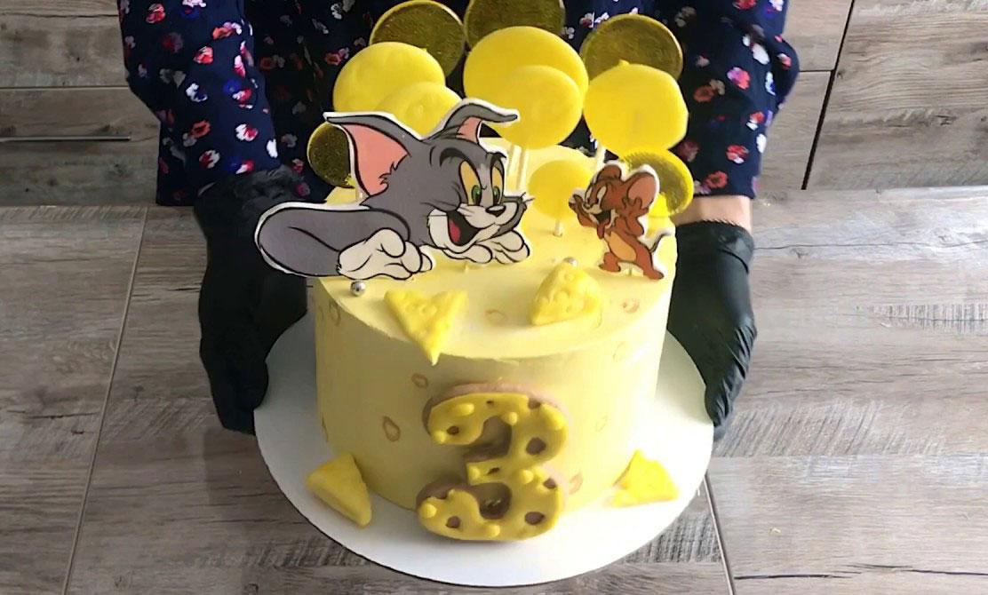 Decorar un pastís amb una imatge de sucre