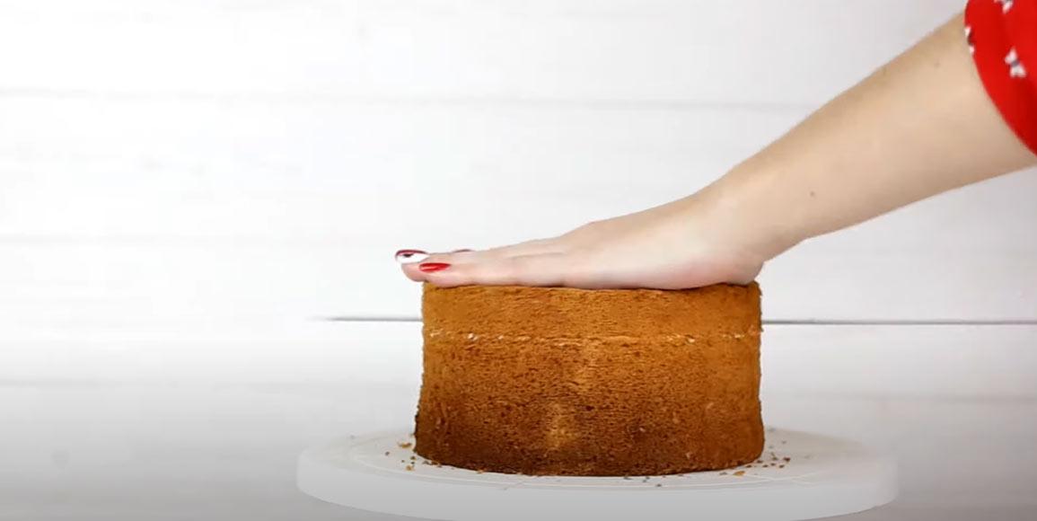 Tallar el pa de pessic amb un ganivet - pas 1