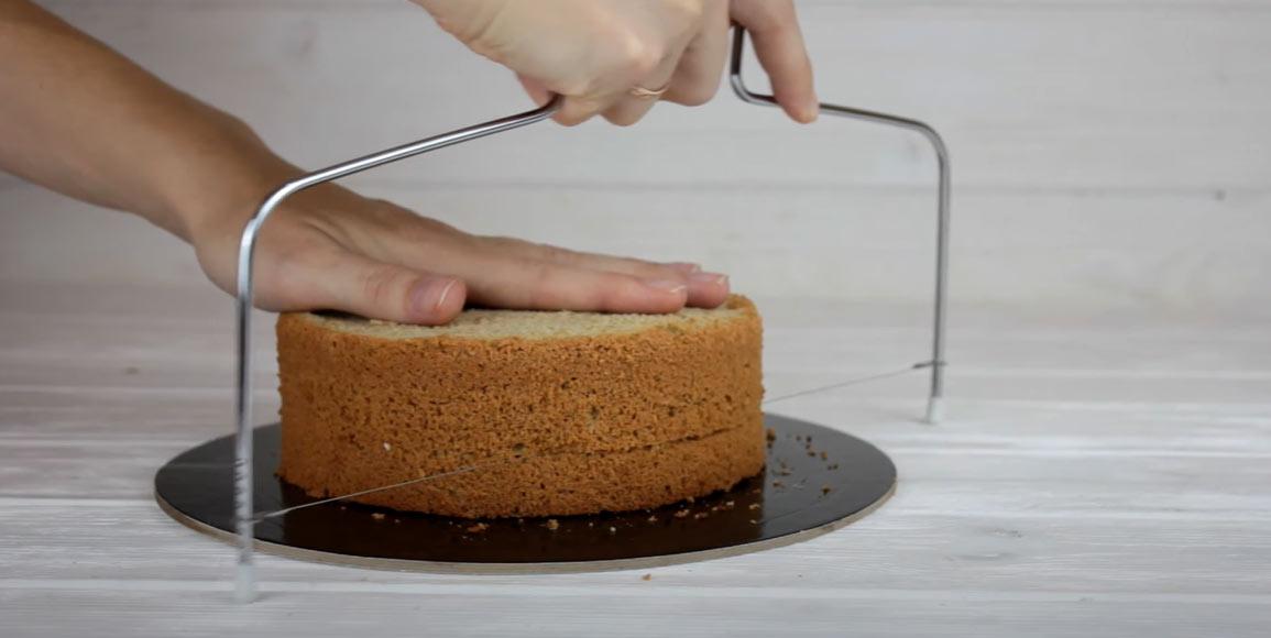 Tallar un pa de pessic amb un cordill culinari