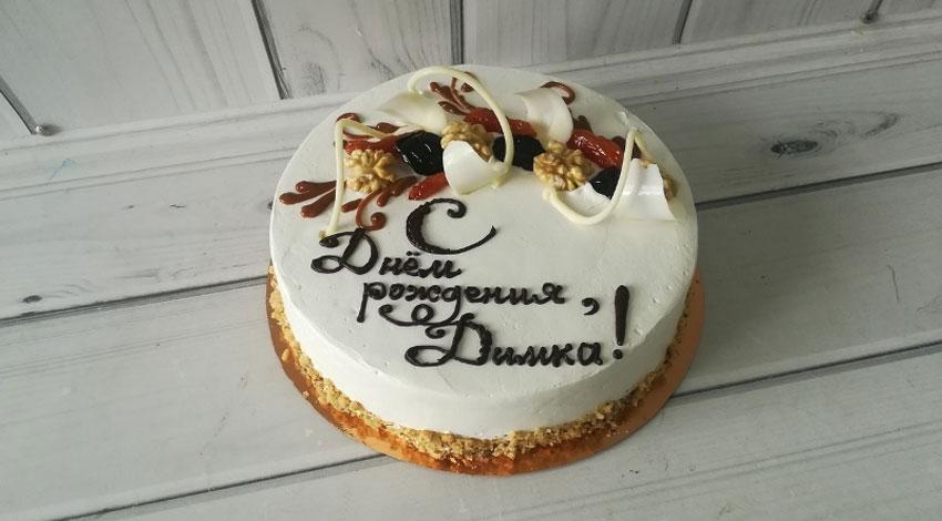 Com escriure bonicament amb xocolata en un pastís