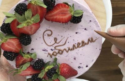 Wie man auf einen Schokoladenkuchen schreibt