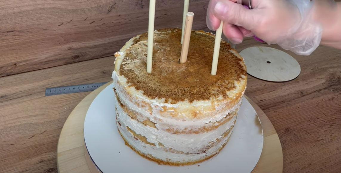 Muntatge d'un pastís de dos pisos pas a pas - Pas 9