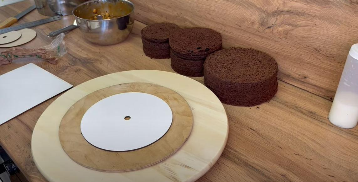 Muntatge d'un pastís de dos pisos pas a pas - Pas 1