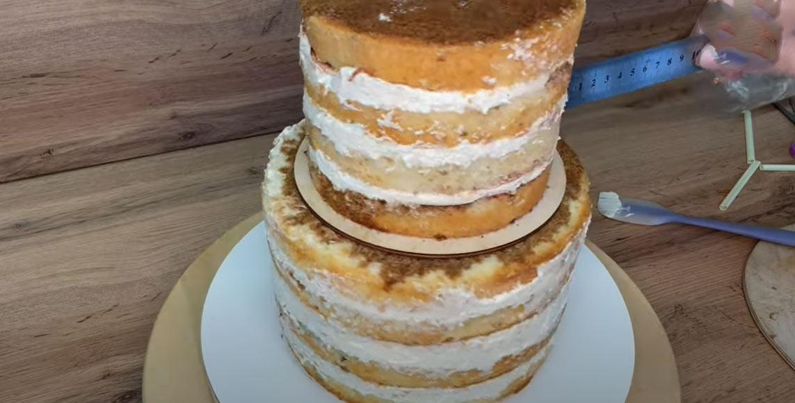 Muntatge d'un pastís de dos pisos pas a pas - Pas 11