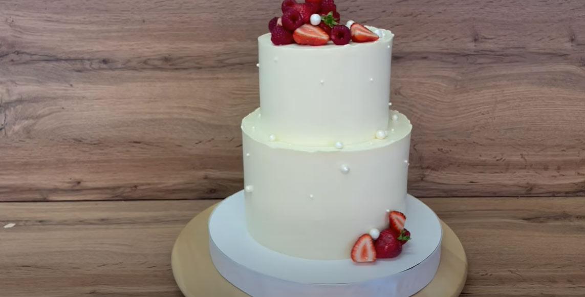 Muntatge d'un pastís de dos pisos pas a pas