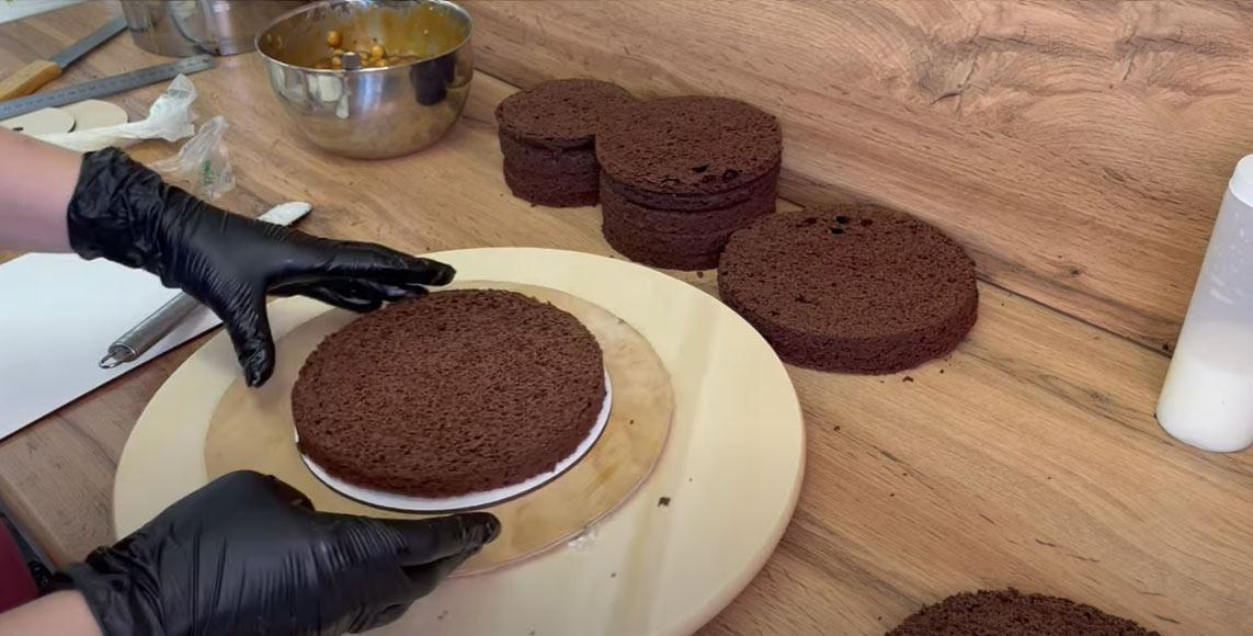 Muntatge d'un pastís de dos pisos pas a pas - Pas 2