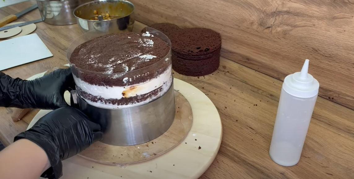 Muntatge d'un pastís de dos pisos pas a pas - Pas 4