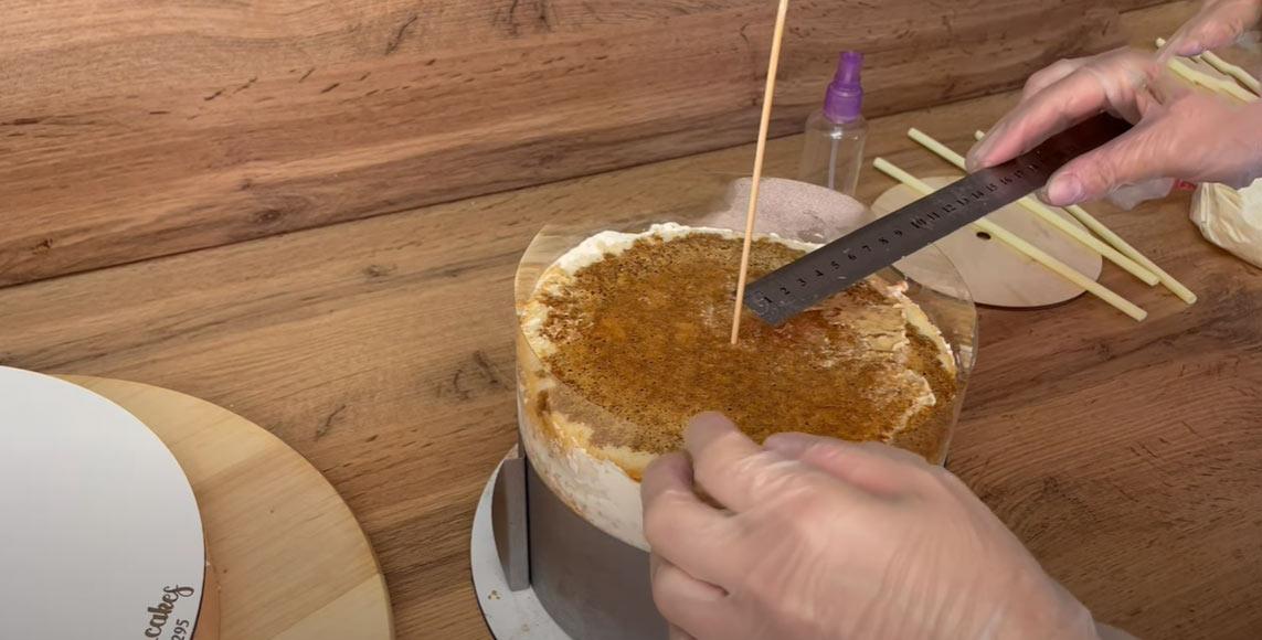 Muntatge d'un pastís de dos pisos pas a pas - Pas 6