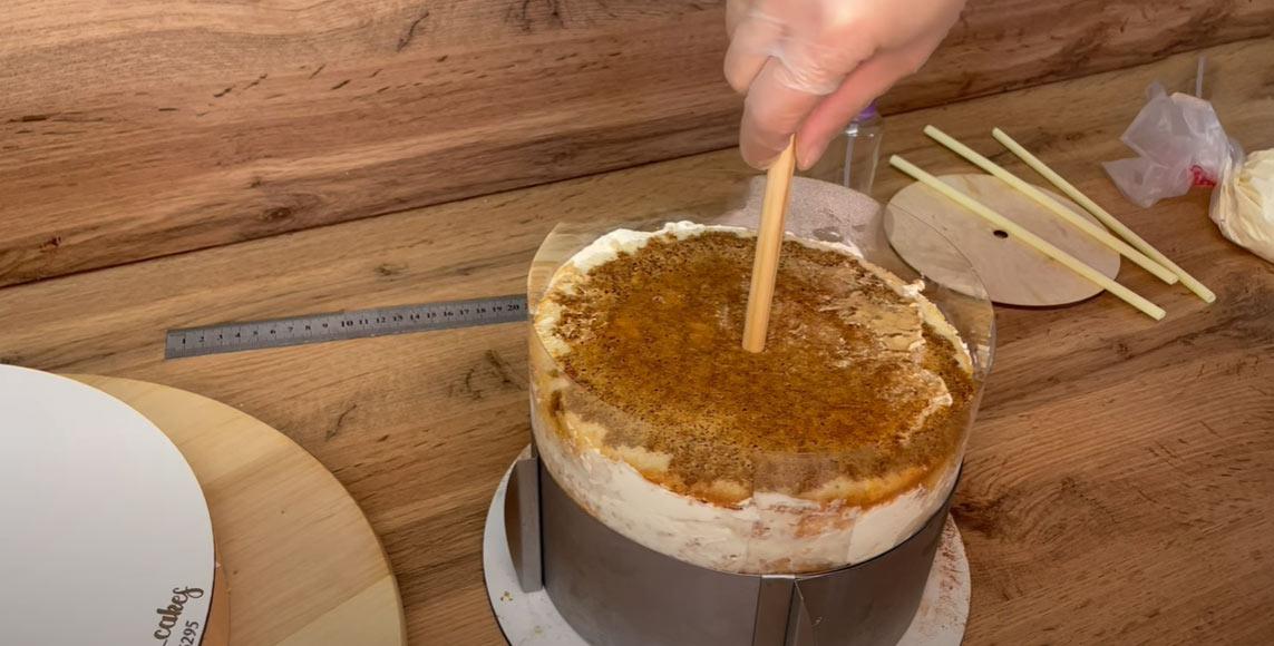 Muntatge d'un pastís de dos pisos pas a pas - Pas 7