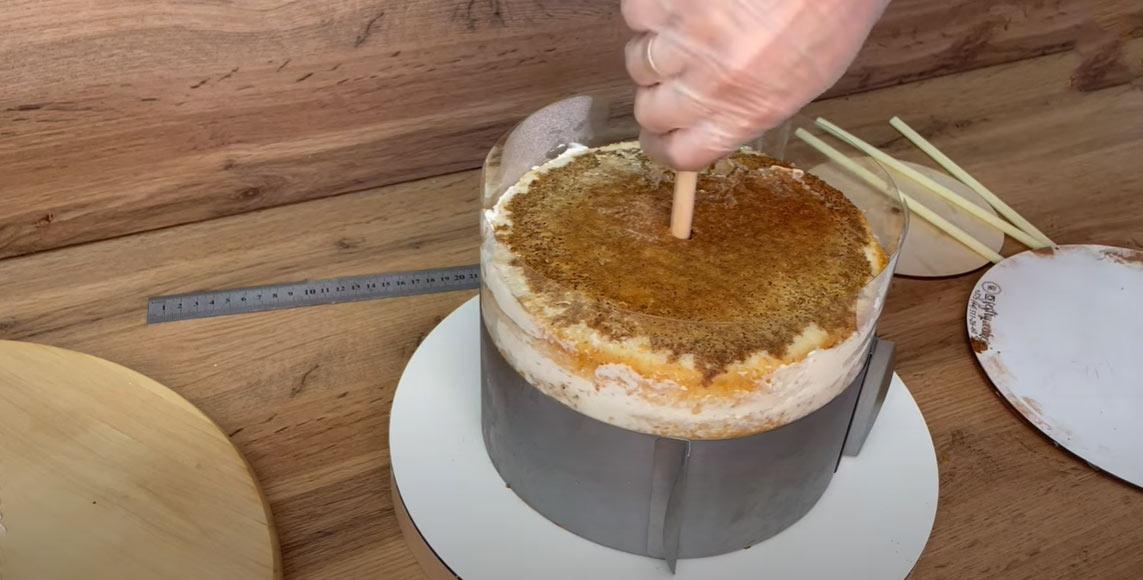 Muntatge d'un pastís de dos pisos pas a pas - Pas 8