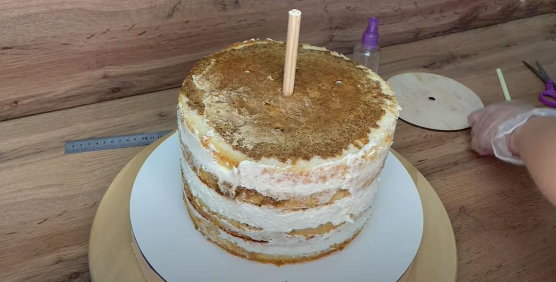 Muntatge d'un pastís de dos pisos pas a pas - Pas 10