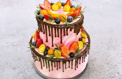 كيفية تجميع كعكة من طبقتين في المنزل