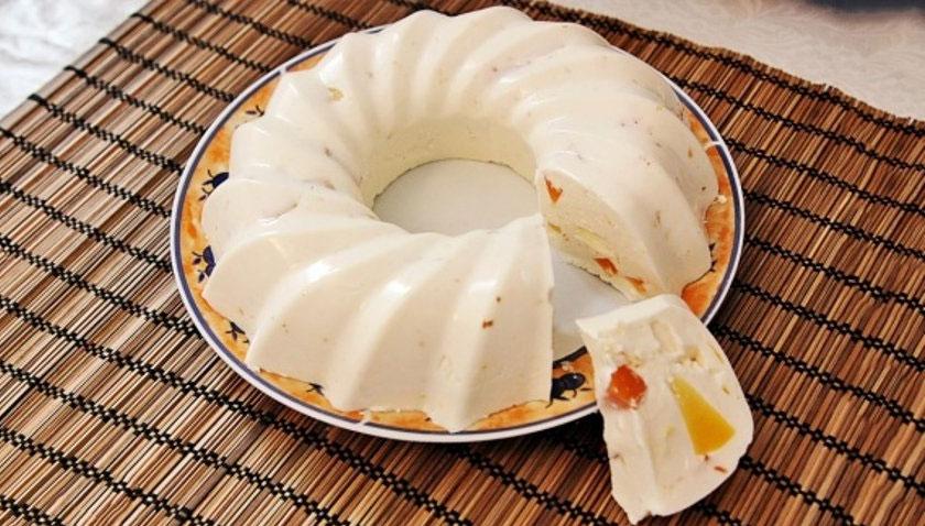 Blancmange amb crema agra en format de pastís