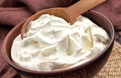 ما الذي يمكن أن يحل محل الكريمة الحامضة في الخبز؟