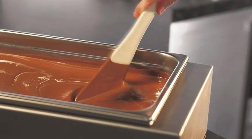 Instruccions pas a pas per temperar la xocolata sobre granit - Pas 1