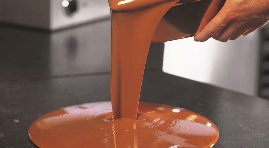 Instruccions pas a pas per temperar la xocolata sobre granit - Pas 2