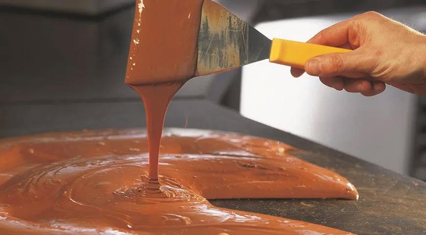 Instruccions pas a pas per temperar xocolata sobre granit - Pas 3