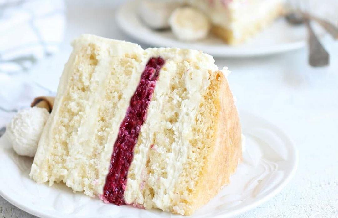 Gâteau à la noix de coco et aux framboises sur génoise à la noix de coco