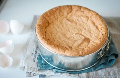 لماذا لا تُخبز كعكة الإسفنج الخاصة بي بشكل صحيح، وماذا عليّ أن أفعل؟