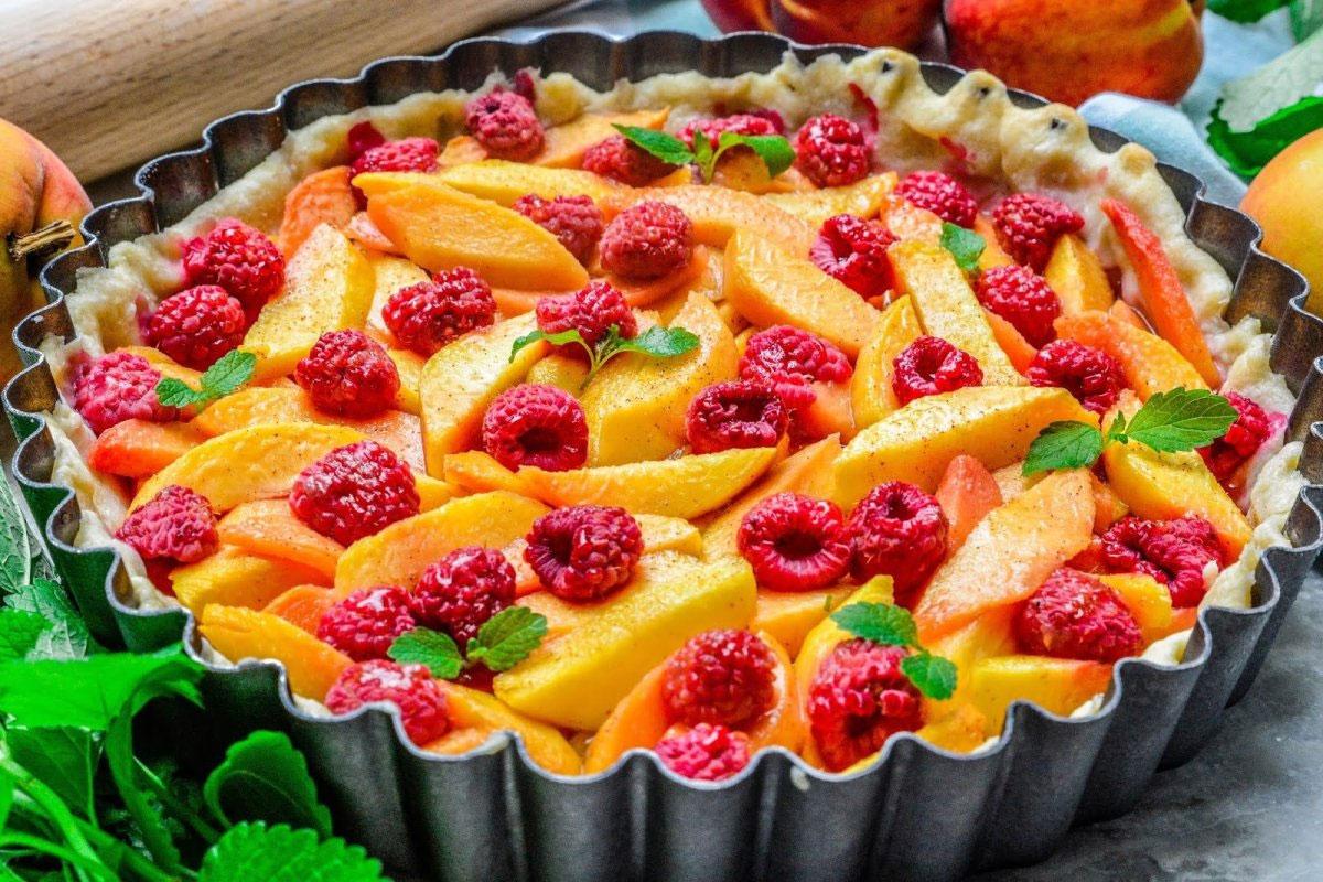 مزيج الخوخ والتوت في الحلويات