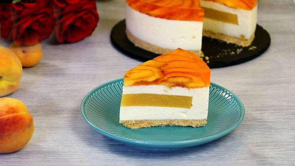 كعكة محشوة بالخوخ والتفاح