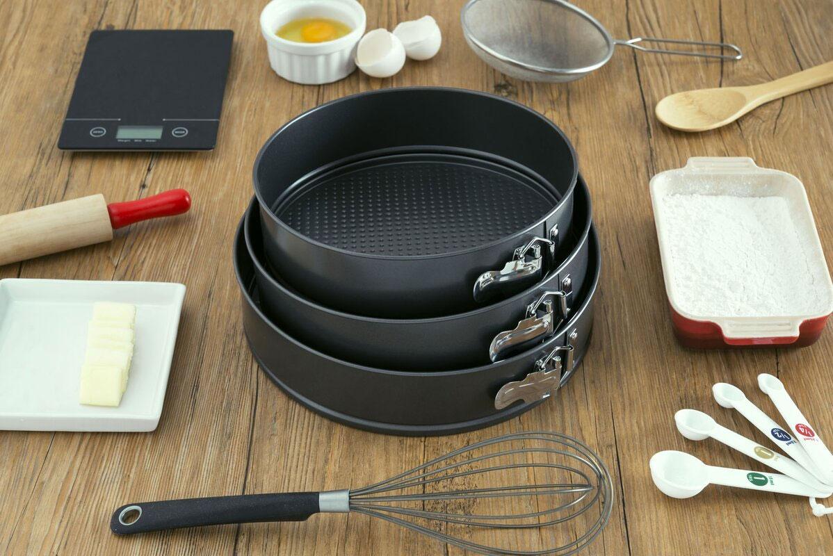 He de greixar els motlles de pastissos amb molles desmuntables?