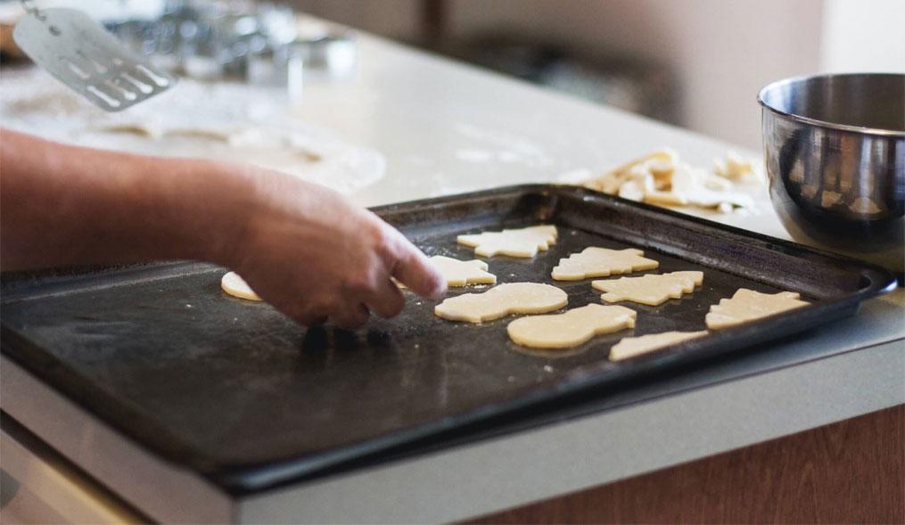 Com greixar una safata de forn