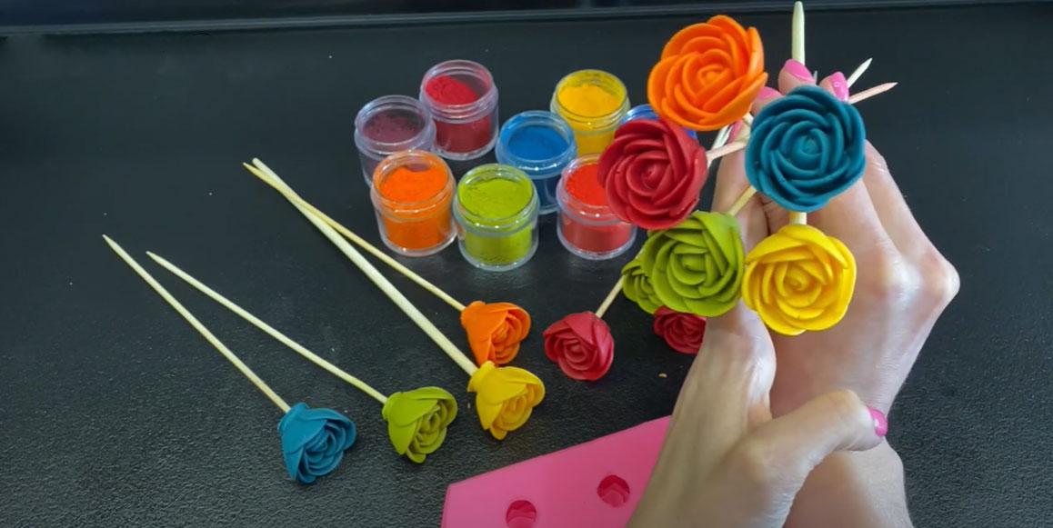 ديكور من الشوكولاتة الملونة