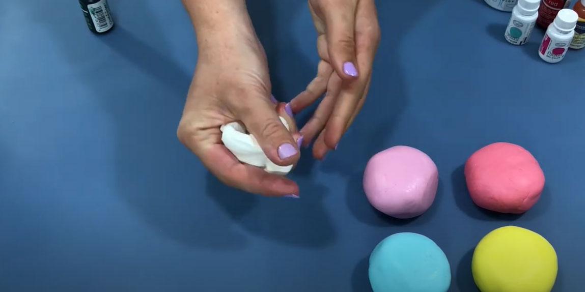 تلوين عجينة السكر بألوان الجل - الخطوة 1