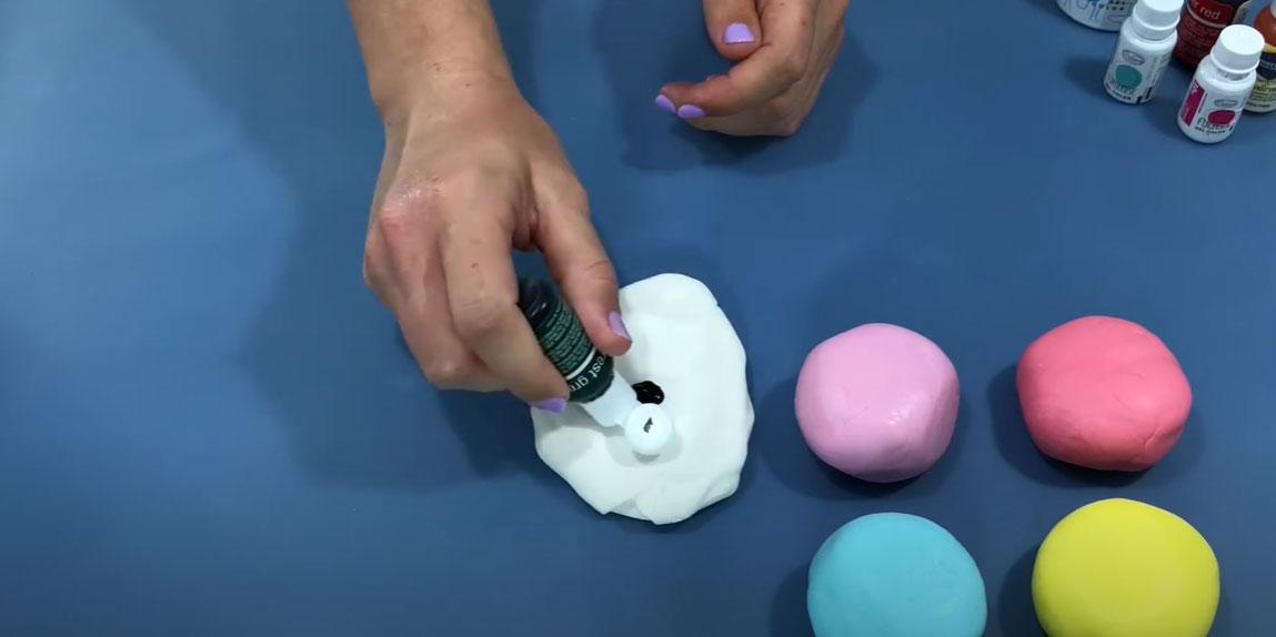 تلوين عجينة السكر بألوان الجل - الخطوة 2