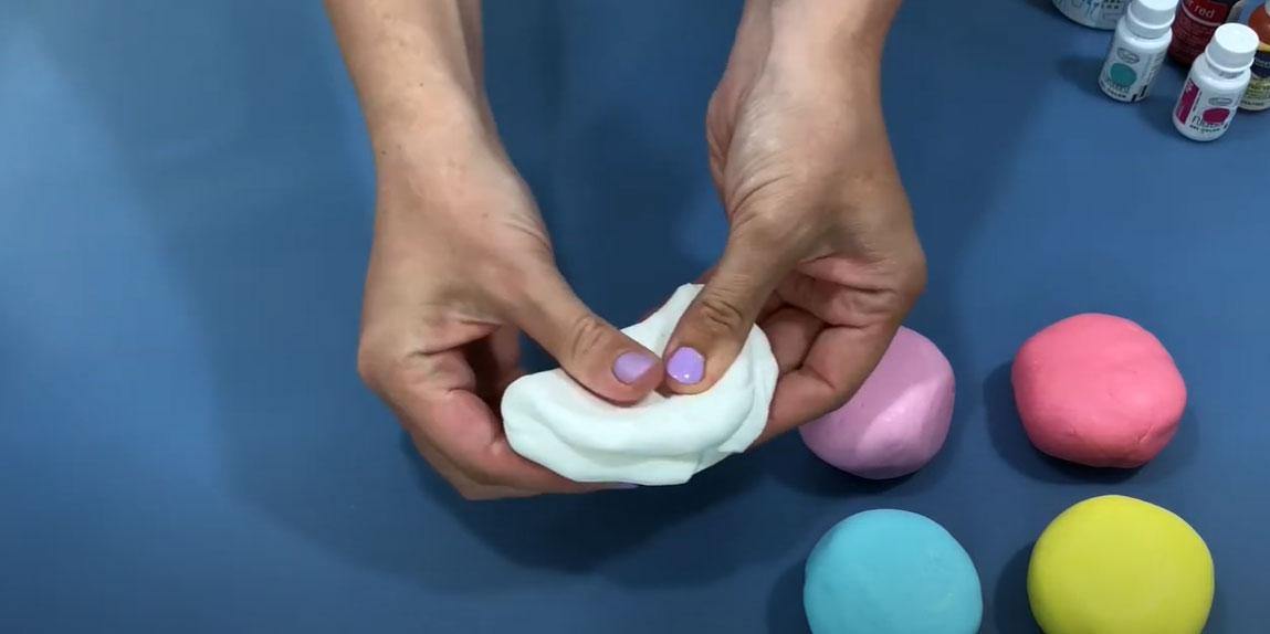 تلوين عجينة السكر بألوان الجل - الخطوة 3