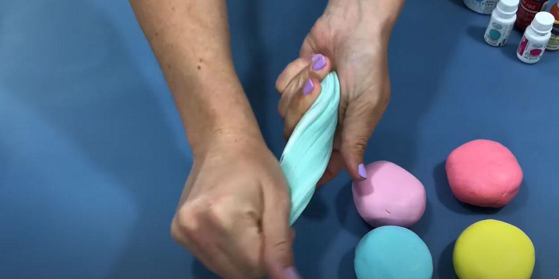 تلوين عجينة السكر بألوان الجل - الخطوة 4