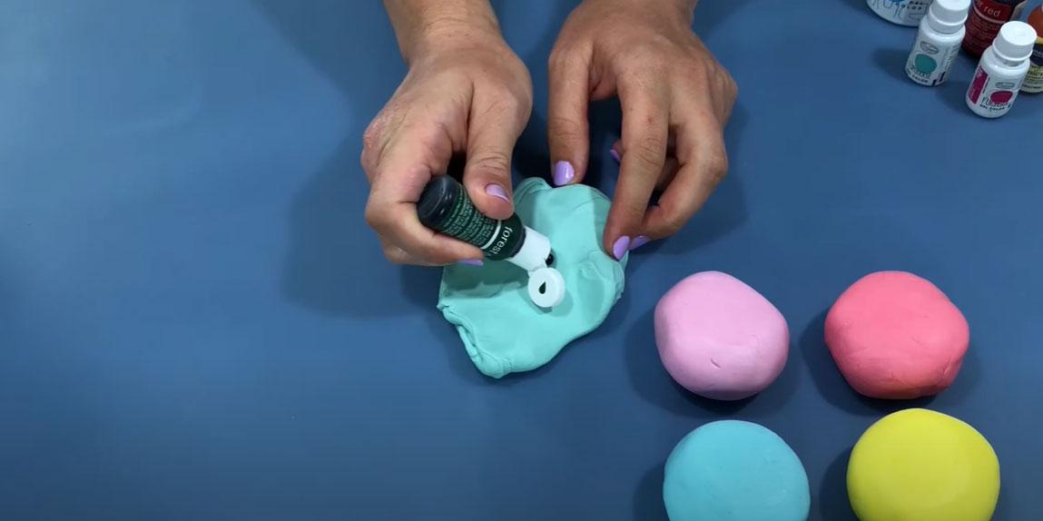 تلوين عجينة السكر بألوان الجل - الخطوة 5