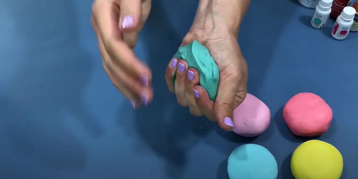 تلوين عجينة السكر بألوان الجل - الخطوة 6