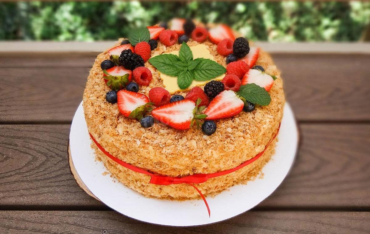 Pastís de mel amb caramel i baies