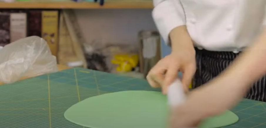 Instruccions pas a pas sobre com cobrir un pastís amb fondant - Pas 1