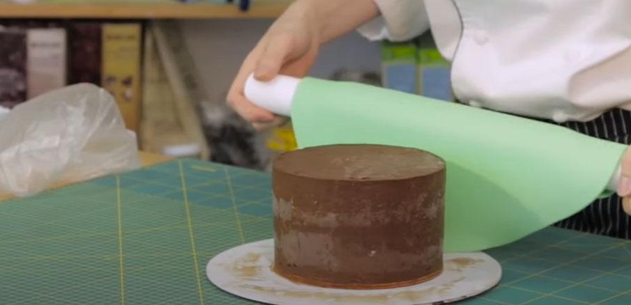 Instruccions pas a pas per cobrir un pastís amb fondant - Pas 2