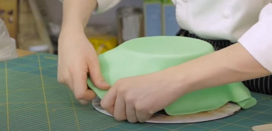 Instruccions pas a pas per cobrir un pastís amb fondant - Pas 4