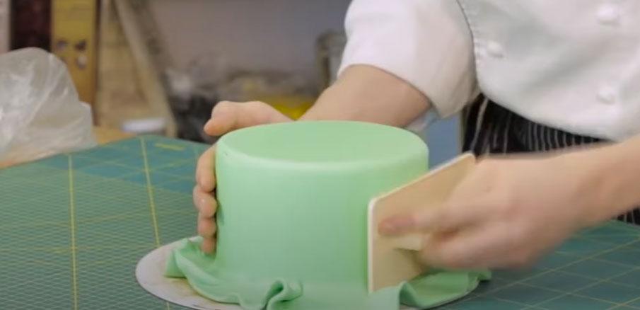 Instruccions pas a pas per cobrir un pastís amb fondant - Pas 5