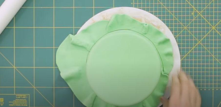 Instruccions pas a pas per cobrir un pastís amb fondant: pas 6