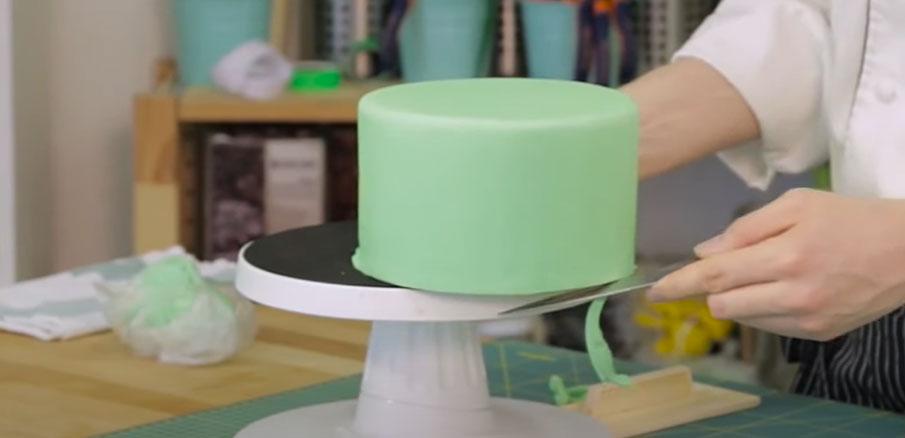 Instruccions pas a pas per cobrir un pastís amb fondant: pas 7