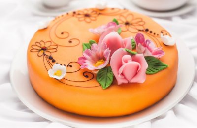 كيفية استخدام عجينة السكر لتزيين الكيك: دليل للمبتدئين