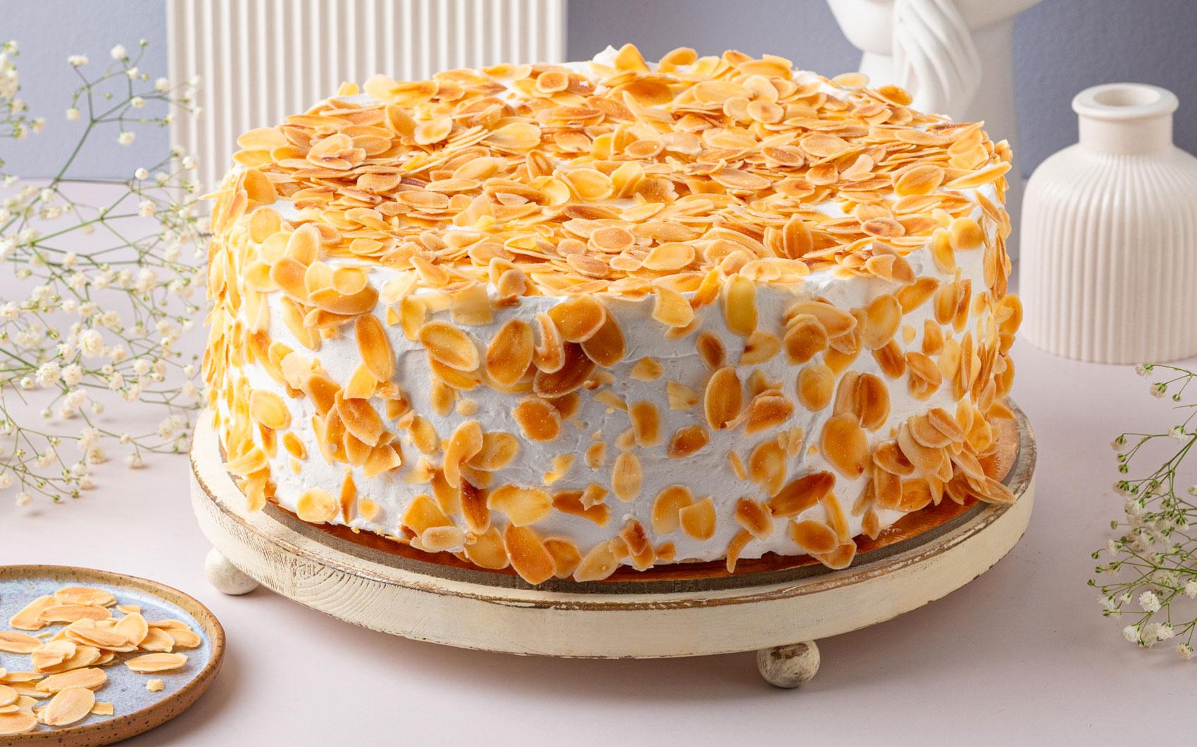 Mandlový dort s okvětními lístky