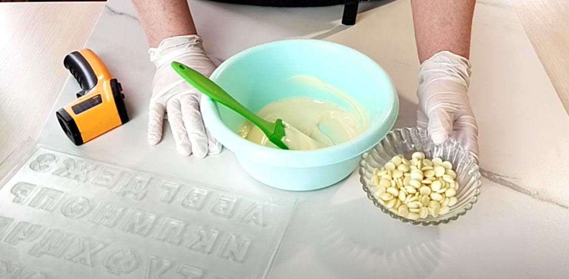 Recepta pas a pas per fer lletres de xocolata - Pas 1