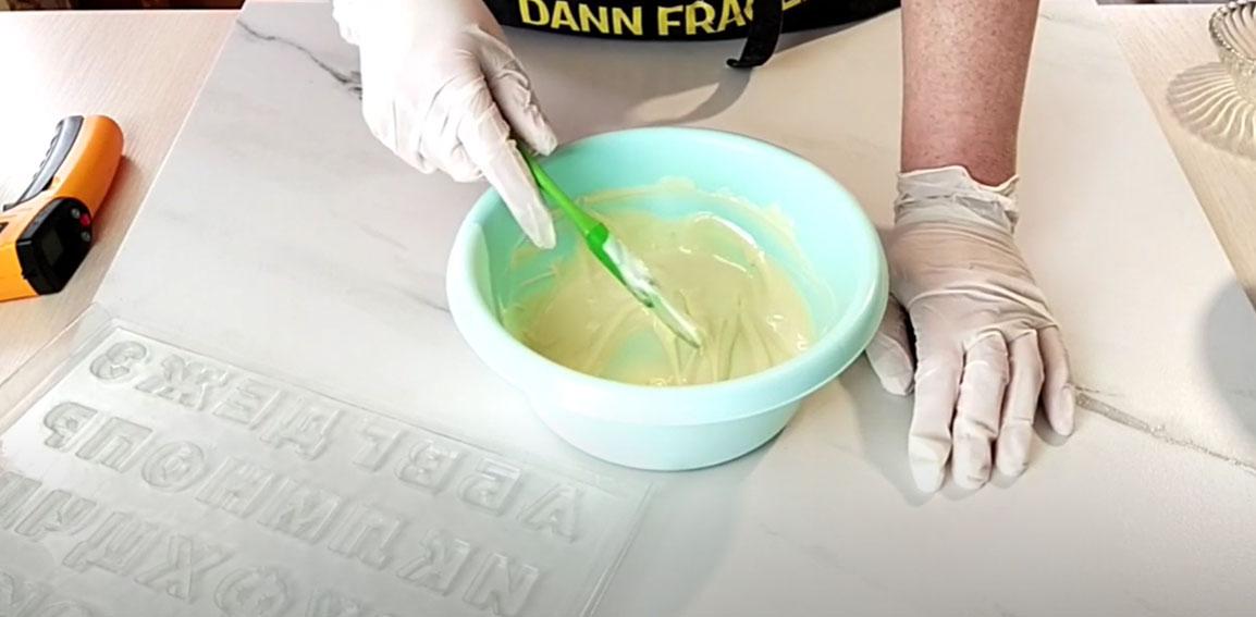 Recepta pas a pas per fer lletres de xocolata - Pas 2