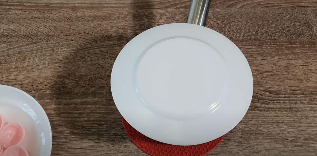 Enganxar boles de xocolata d'hemisferis - Pas 1