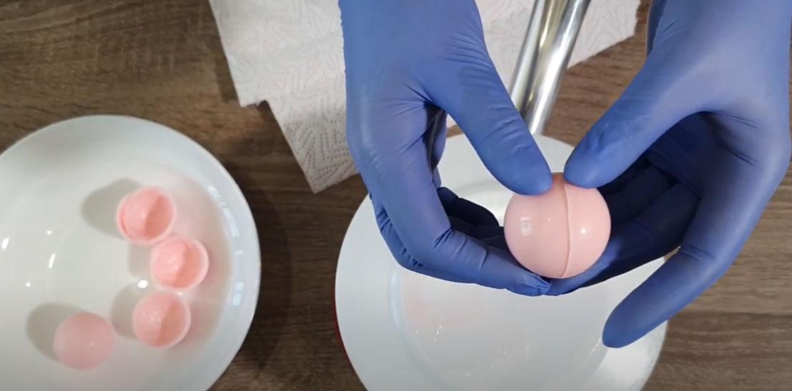 Enganxar boles de xocolata d'hemisferis - Pas 3