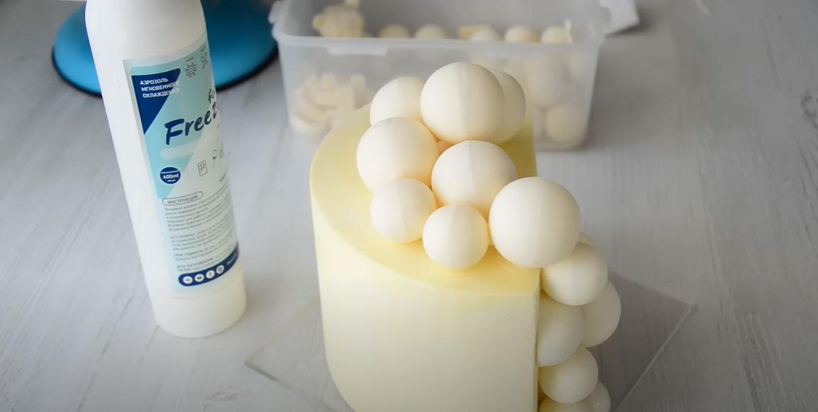 Decorar un pastís amb boles de xocolata